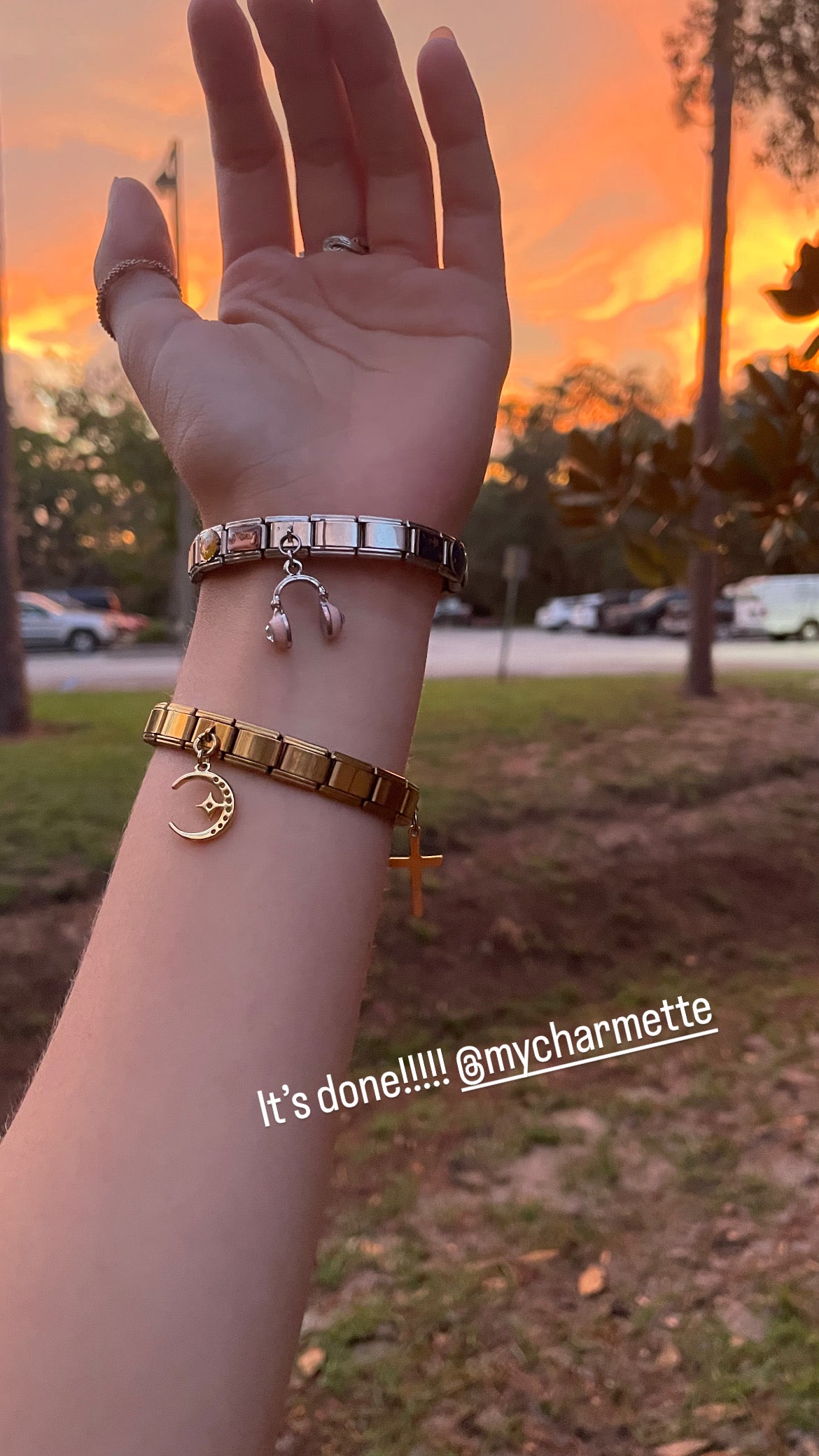 hand holding italian charm bracelet showing expandable links